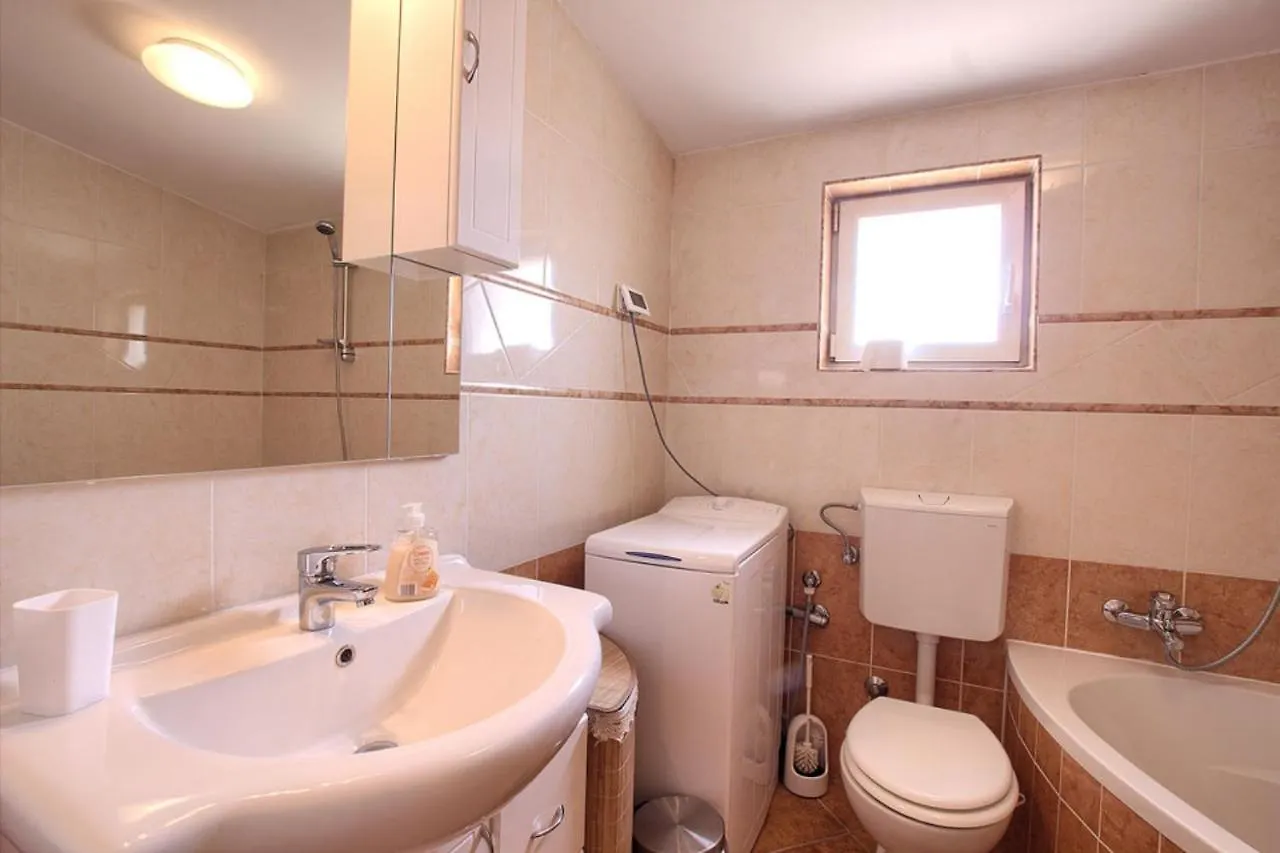 Charming Villa Nera With Pool And Hydromassage Near The Beach Sisan
