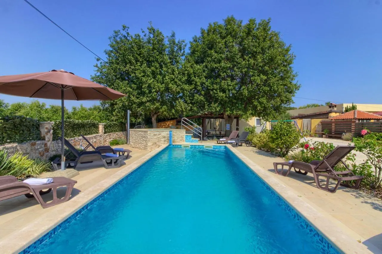 Charming Villa Nera With Pool And Hydromassage Near The Beach Sisan